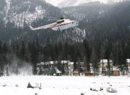 Вертолёт МЧС забирает пострадавшего с Шумакских источников