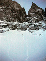 88. Снежный склон (200 м), Над снежным склоном скальные сбросы(5 верёвка 60 м)