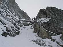 173.  Скальный сброс (15 метров) спуска с седловины перевала в верховья р. Асинда